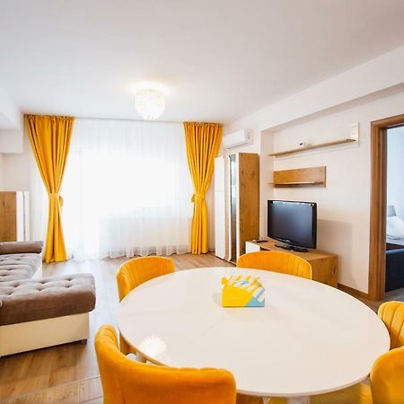 Spacious & Bright 2 Bedroom Central Apartment Oradea Exterior photo