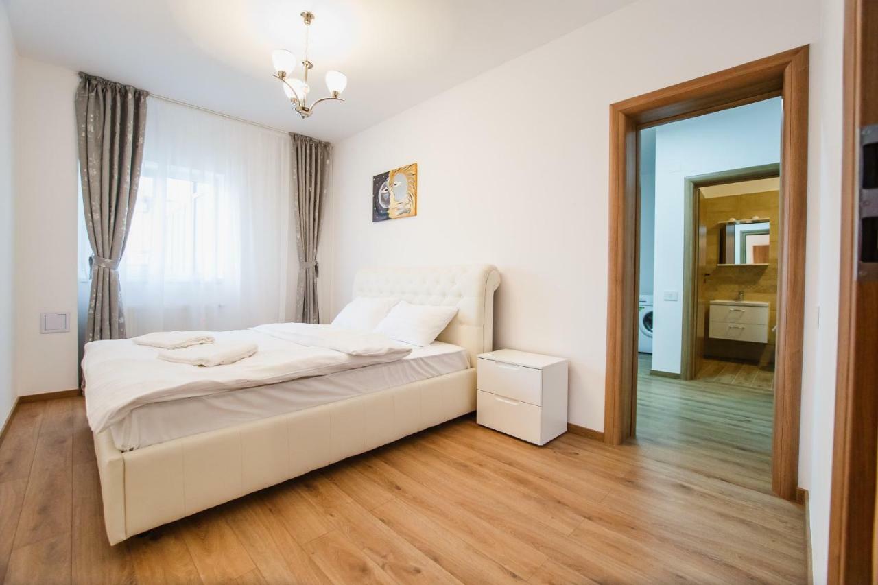 Spacious & Bright 2 Bedroom Central Apartment Oradea Exterior photo