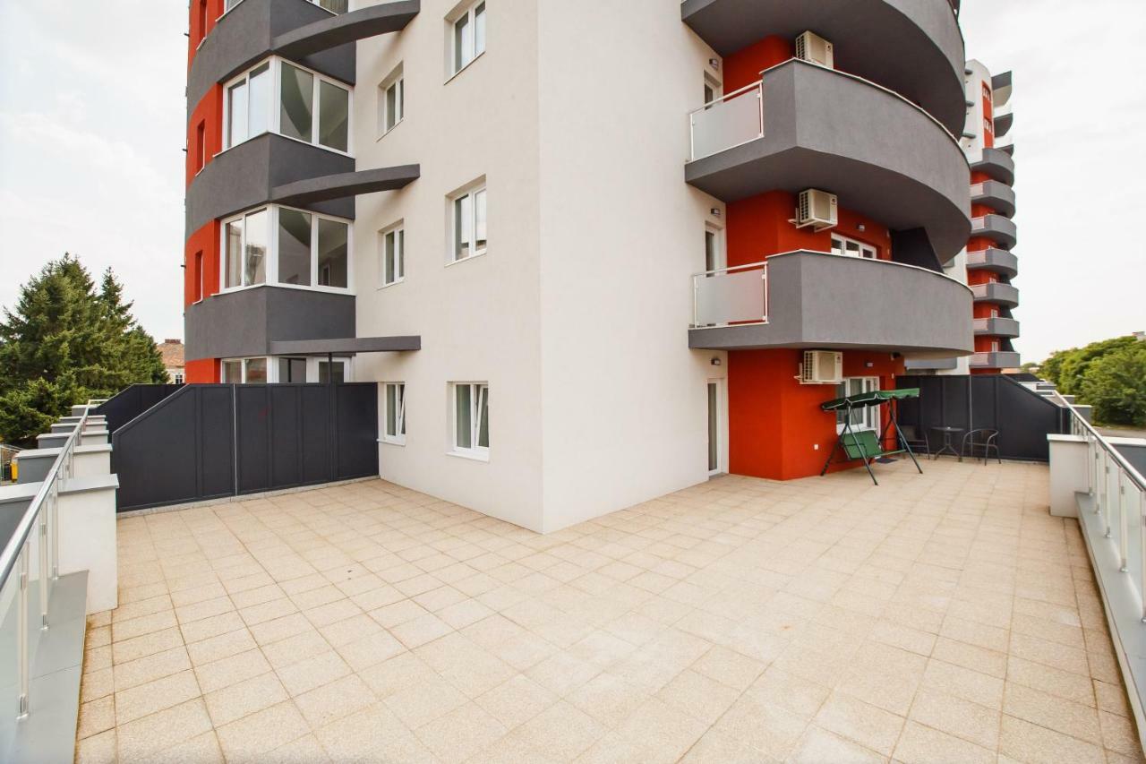 Spacious & Bright 2 Bedroom Central Apartment Oradea Exterior photo