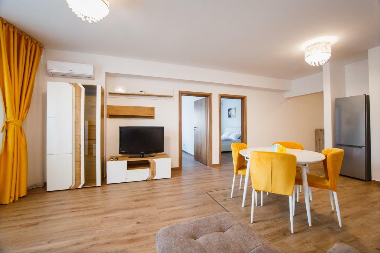 Spacious & Bright 2 Bedroom Central Apartment Oradea Exterior photo