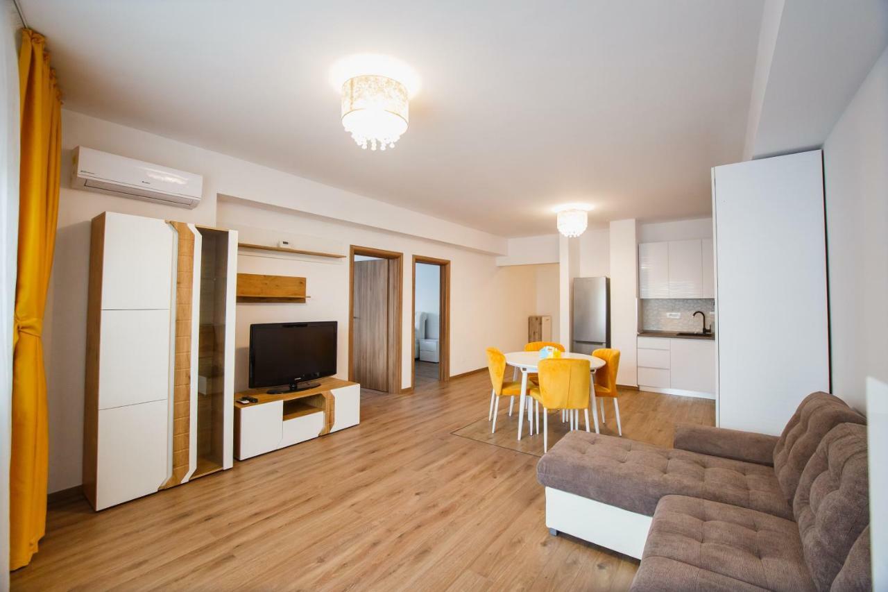 Spacious & Bright 2 Bedroom Central Apartment Oradea Exterior photo